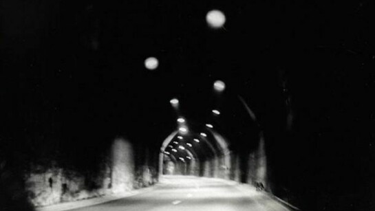Tunga. Ão, 1981, (still), 16mm black-and-white film projection, 45 seconds (looped), 12 rollers, soundtrack (fragment of the song Night and Day sung by Frank Sinatra)