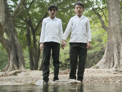 La historia de "El secreto del río" gira en torno a una amistad poderosa entre dos protagonistas que desafían las normas sociales y culturales de su entorno