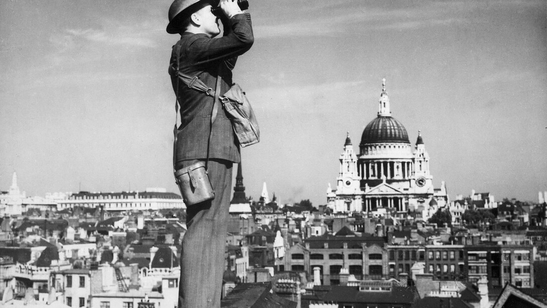Un miembro del Cuerpo de Observadores vigila los cielos de Londres, 1940