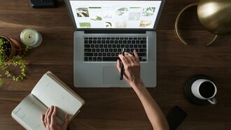 Scrivania da lavoro organizzata