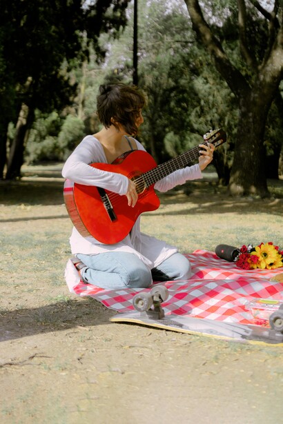 El acto de cantar puede significar una experiencia reveladora, mostrando la música como una guía interna