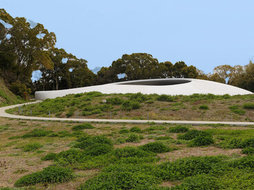  El viento y la luz entran por dos aperturas ovales en el techo. Los visitantes se descalzan. Se prohíbe fotografiar. Se pide silencio. Museo de Arte de Teshima, Japón 