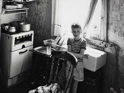 Kitchen of slum house, Birmingham Duddleston, August 1970 © Nick Hedges / National Media Museum, Bradford (detail)