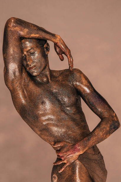 Entusiastas do naturismo e da arte se reúnem em exposições inovadoras que celebram a nudez e promovem uma experiência mais íntima com as obras, desafiando tabus e convenções sociais em museus ao redor do mundo