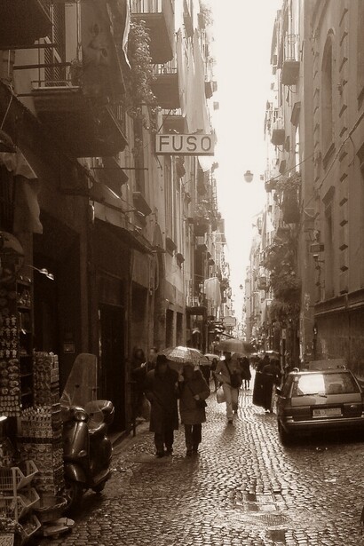 Saluto quelli della libreria, la signora del fioraio, il panettiere, le persone del negozio di giocattoli, i ragazzi del primo e del secondo bar
