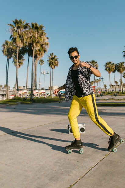 Jovem bailarino dança com patins na praça