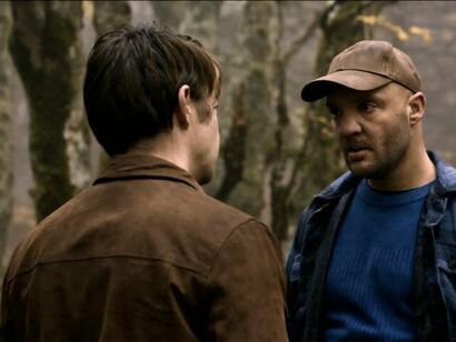 Cena do filme. Nas primeiras imagens do filme, o espectador é convidado, ele mesmo, a ver como um Rabalaïre. Fixada no painel do carro e apontando para a estrada, a câmera registra o ponto de vista do motorista, Jérémie, enquanto dirige até a vila onde nasceu para acompanhar o funeral do antigo chefe, o padeiro local



