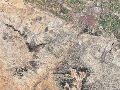 Questa immagine catturata dal Copernicus Sentinel-2B mostra la città di Saragozza adagiata nella valle dell'Ebro e fiancheggiata da montagne a sud