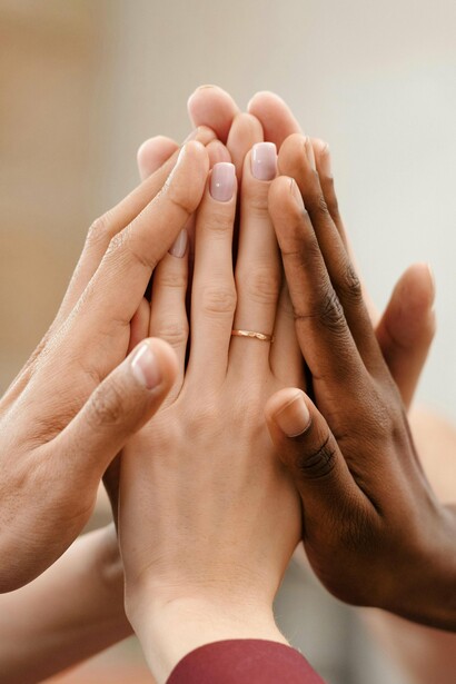 A resiliência, nesse sentido, não é apenas “aguentar firme”, mas transformar dor em aprendizado, queda em impulso, silêncio em voz. Ser responsável pela própria jornada é compreender que os recomeços são legítimos e necessários, que não há uma só forma de ser e existir no mundo