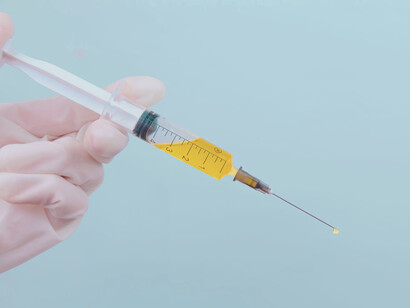 Un problema grave y presente es el hecho de que mucha gente en todos los países no desea vacunarse por diversas razones, producto de una mala información