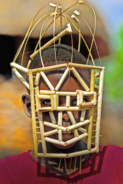 Etiopia – Ragazzo di un villaggio indossa una maschera che si è costruito, foto Sergio Pessolano