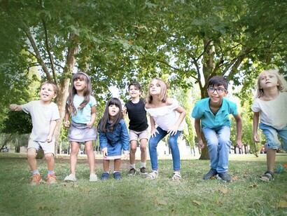 Crianças brincando em praça. Nós, humanos, somos seres sociais. Nossa humanidade é desenvolvida a partir da relação entre as nossas características pessoais, comportamentais e o ambiente em que habitamos. O espaço familiar é um dos contextos mais importantes para que as crianças se desenvolvam buscando identificar os limites que lhes permitem ser quem são como pessoas, mas que também possibilitam respeitar o espaço do outro e aprender a conviver com os demais