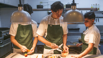 Kilómetro Venezuela es un menú de degustación que celebra la diversidad geográfica y cultural del país a través de una experiencia gastronómica de alto nivel. La autoría de todas las fotografías del artículo corresponde a Liliana Martínez @unapizcadelili