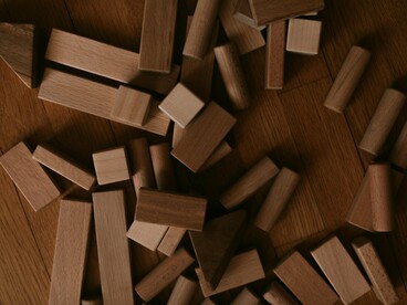 Loose building blocks scattered without form, symbolising a global order stripped down to its core elements
