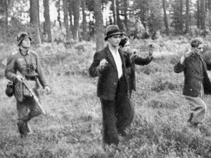 Tropas alemãs e civis poloneses após a invasão alemã da Polônia em setembro de 1939. As lições da História nem sempre são apr(e)endidas… apesar da serem lições da modernidade. Mas os paralelismos e (as)simetrias retóricos, geométricos e matemáticos evidenciam-lhes o sentido, tornam-nas inequívocas…