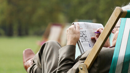 Hombre mayor resolviendo un crucigrama