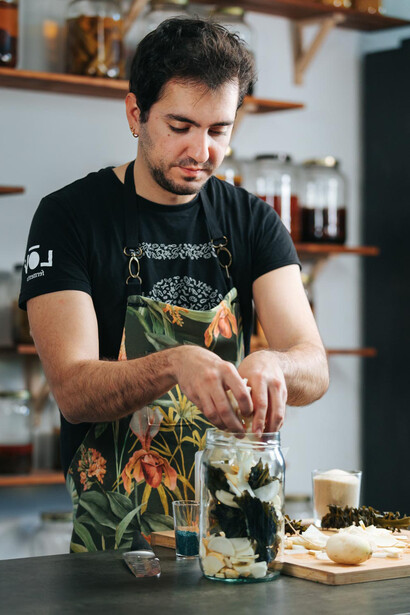 Desde muy joven, Robert Ruiz Moreno se formó de manera autodidacta en el mundo de los fermentos, explorando blogs, Wikipedia y YouTube cuando casi no había información disponible