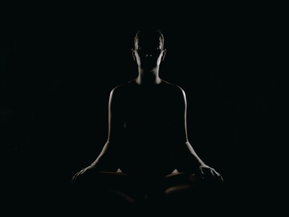 Figura in una posizione di relax: amare il proprio corpo in relazione alle funzioni che svolge