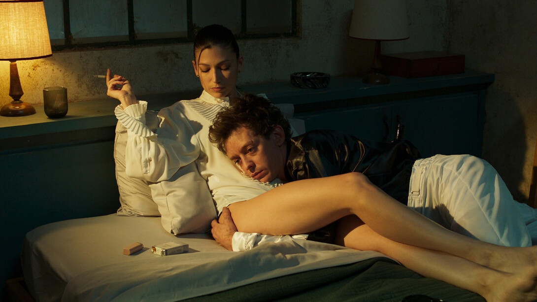 El Jockey narra la historia de un hombre roto que busca reinventarse, pero su viaje es caótico y lleno de incertidumbre