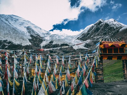 Ladekh, India. Il cielo blu cobalto, le cime innevate, il cumulo di pietra che sosteneva il palo a cui erano legate le lung-ta, le variopinte bandierine di preghiera tipiche del buddismo tibetano