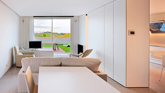 Una organización espacial contemporánea en perfecta armonía con el entorno. Foto: David Cardelús