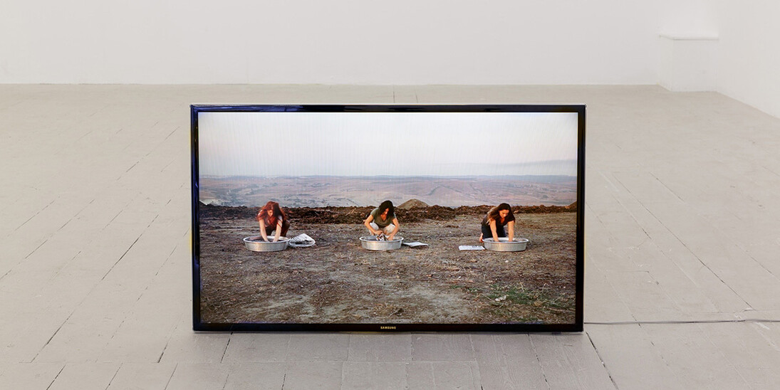 Fatma Bucak, Scouring the press, 2016, HD video, colour, sound, 9 min, 20
sec., originally produced by SAHA Association, Istanbul