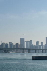 La ville d'Abu Dhabi vue depuis le Louvre, à l’extrémité de l’île de Saadiyat