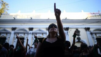 The collective Las Tesis interprets the performance "A Rapist in Your Path" together with hundreds of women