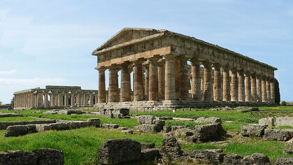 Los dos templos de Hera en Paestum, Italia, el mas reciente al frente