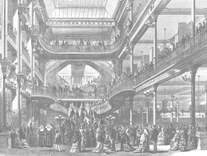 Grandes almacenes Le Bon Marché en París, vista interior con escalera principal, litografía de Charles Fichot, 1872