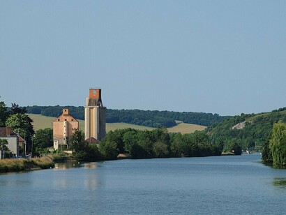 Ce paysage est de l'Yonne en amont de Sens, France