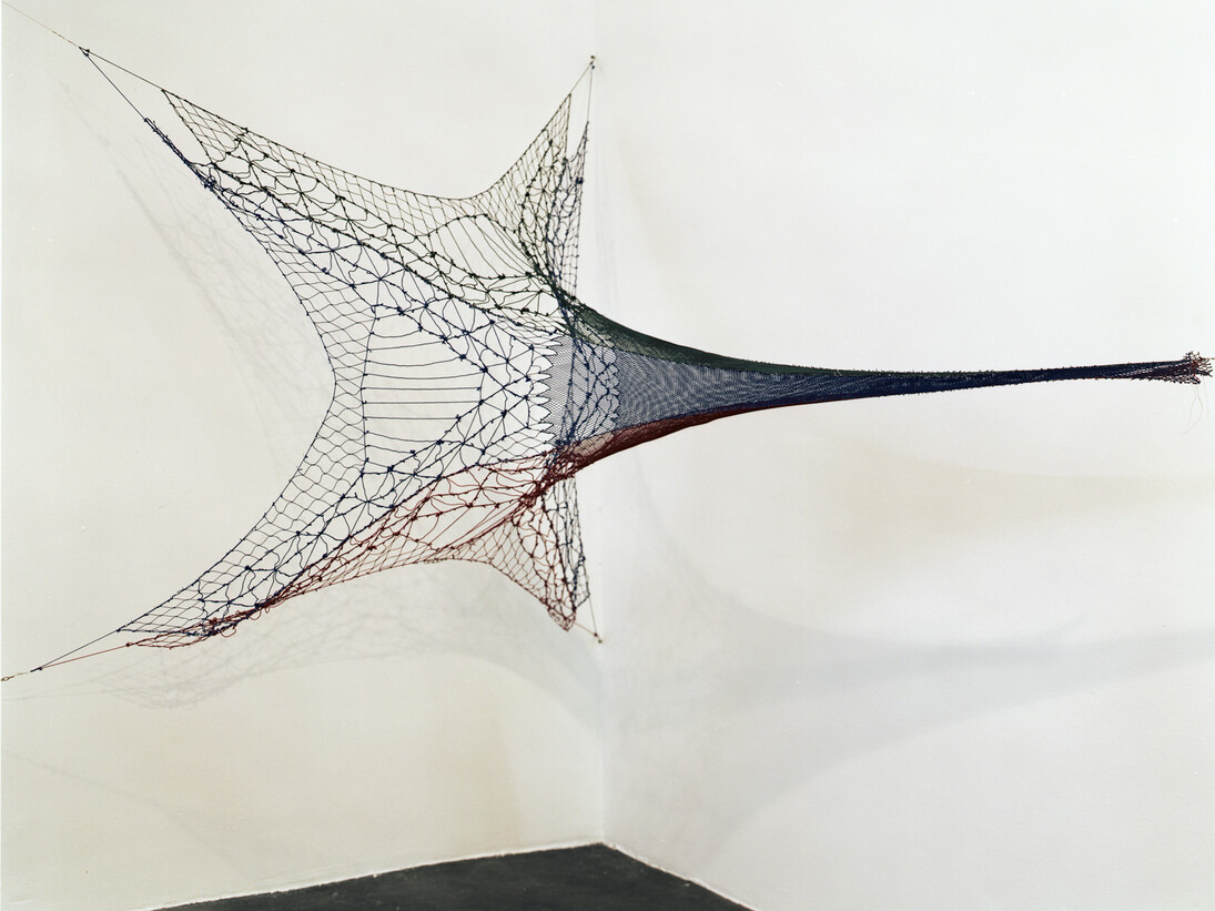 Nicolas Floc'h, La tour pélagique, 2008, 2 projections de diapositives 6x7. Maquette de filet. Collection FRAC Bretagne