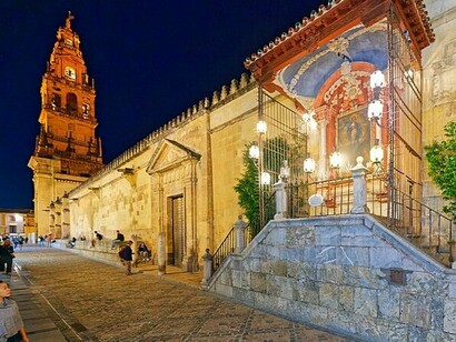 La nuit andalouse enveloppe la ville comme une promesse : rien n’est jamais totalement effacé