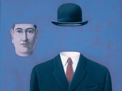 Si tolse il cappotto e l’appese al piolo del vestibolo