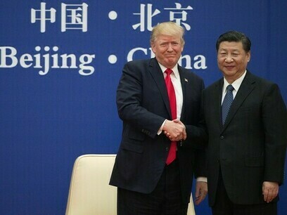 -Xi Jinping hat Chinas nationalistische Rhetorik verstärkt, indem er sich auf die historische Erinnerung berief und die Souveränität gegen jede ausländische Einmischung entschieden verteidigte. Bild: Trump und Xi, Peking, China, 9. November 2017