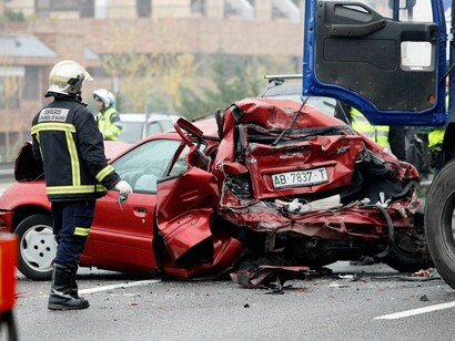Un coche aplastado tras una colisión