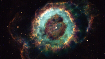 NGC 6369 es una nebulosa planetaria en la constelación de Ofiuco. Representa el destino final de una estrella de masa similar al Sol que, tras finalizar la fase de gigante roja, expulsa sus capas exteriores hacia el espacio