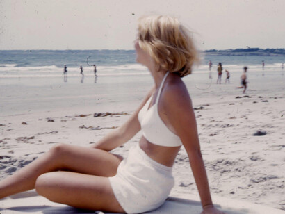 Sylvia Plath fotografiada en 1954 en la playa de Benidorm, España