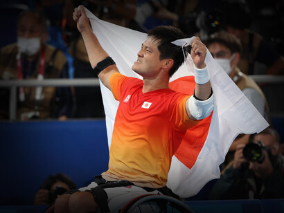 Shingo Kunieda celebra la medalla de oro para Japón en las Olimpiadas Paralímpicas de Tokio 2020