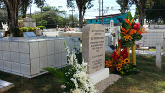 Lápida develada el día del bicentenario del nacimiento del Dr. Karl Hoffmann, en el cementerio de Esparza. Foto: Luko Hilje