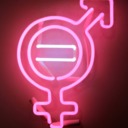 Indira Cesarine x Neon. Courtesy of Le Board