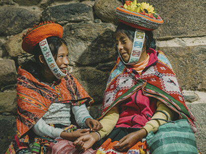 Niñas peruanas vistiendo atuendos típicos