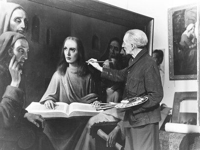 van Meegeren pintando Jesus entre los doctores para demostrar que había sido él quien pintara los falsos Vermeer
