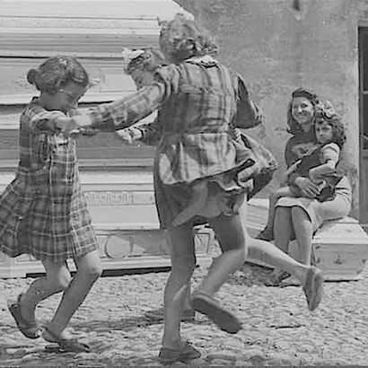 Girotondo, tra fragore e schiamazzi entusiasti di bambini