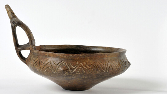 AC 12443a. Necropoli dell’Esquilino, Tomba 11, Tazza d’impasto con ansa bifora ad estremità cornuta, decorata con motivi geometrici 870- 825/800 a.C. (fase laziale IIB )