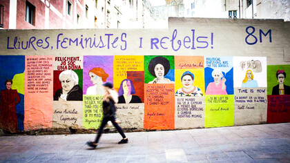 Une peinture murale d'environ 8M dans la Carrer Bòria à Barcelone