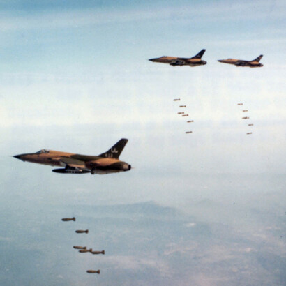 Aviones F-105Ds lanzando bombas sobre Vietnam