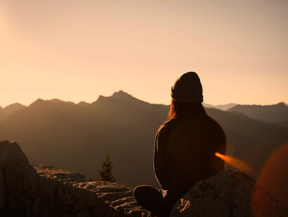 Mujer meditando. Solo en la medida en que, mediante un trabajo interno, logremos reconectar con nuestro ser interior, es que efectivamente tendremos acceso a nuestra mejor versión