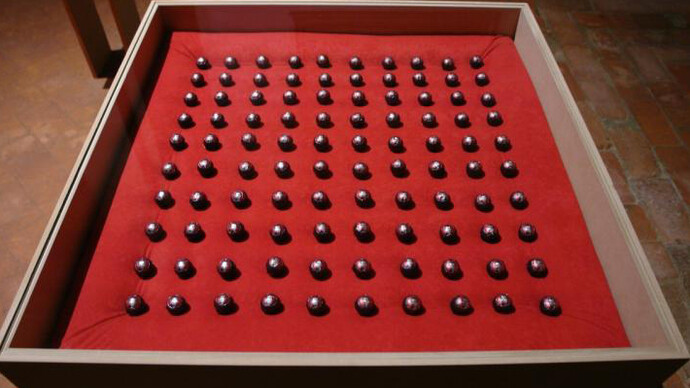 Nemanja Cvijanovič, Princip Kugel (Rote), 2015, UV print su on tinfoil, 10 x 10 cm, diameter 3,5 cm