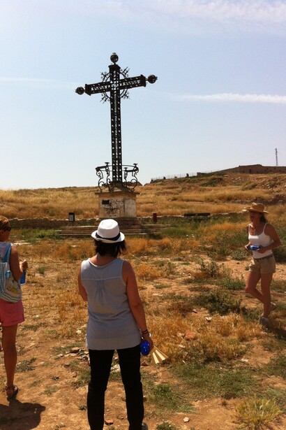 Visitando la cruz que marca el lugar donde fueron enterrados los restos de los familiares, Belchite, Aragón, España 